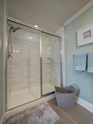 Combined shower/tub, towels, soap, toilet paper - PATHWAY TO THE SEA, 3RD FLOOR PENTHOUSE! HEATED POOL AND STEPS FROM OCEAN! (Corpus Christi)
