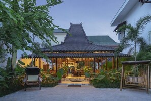 Property grounds - Diana Hotel Jogja (Yogyakarta)