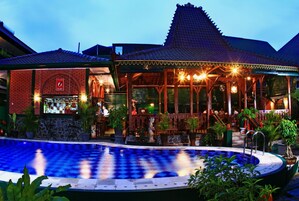 Una piscina al aire libre