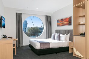 Minibar, desk, laptop workspace, blackout curtains - Christchurch City Hotel (Christchurch)