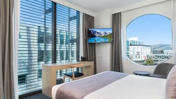 Executive Studio, 1 King Bed, City View | 1 bedroom, minibar, desk, laptop workspace