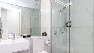 Ducha, artículos de higiene personal ecológicos y secador de pelo