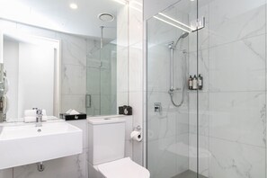 Shower, eco-friendly toiletries, hair dryer, towels - Christchurch City Hotel (Christchurch)