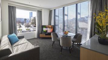 Executive Suite, 1 King Bed with Sofa bed | Living area