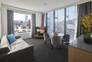 Suite Eksekutif, 1 Tempat Tidur King dengan tempat tidur Sofa | Area keluarga | Smart TV 42-inci dengan saluran TV digital, TV, dan Netflix