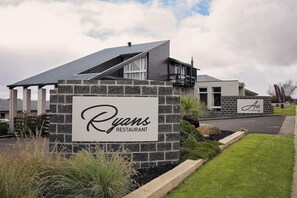 Exterior - Mandala Ace Albany Hotel (Albany)