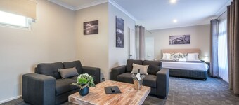 Mandala Ace Albany Hotel