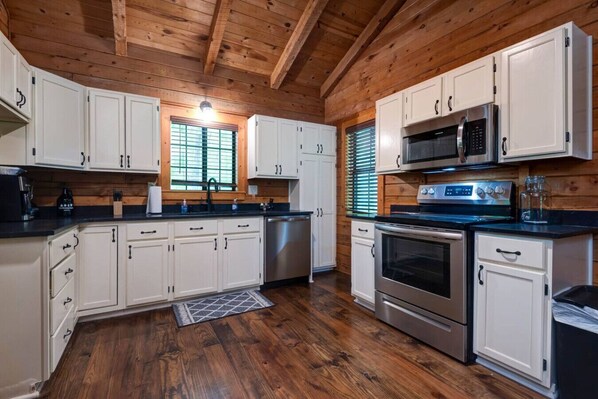 Een koelkast, een magnetron, een oven, een kookplaat