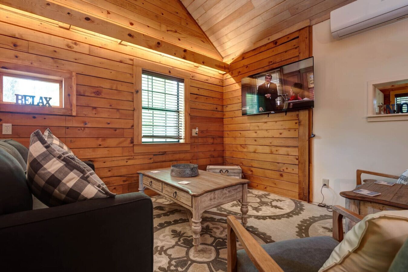 Een televisie en een open haard