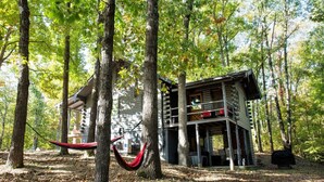 A cabin in a forest with a hammock and outdoor seating. - Aunt B`s Cabin  W/  Hot Tub!  Near Table Rock Lake (Lampe)