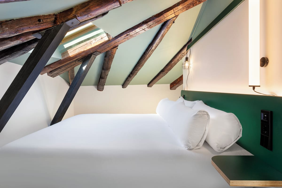 In-room safe, soundproofing, free WiFi, bed sheets