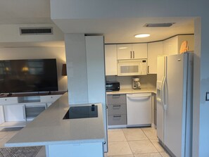 Kühlschrank, Mikrowelle, Ofen, Geschirrspüler