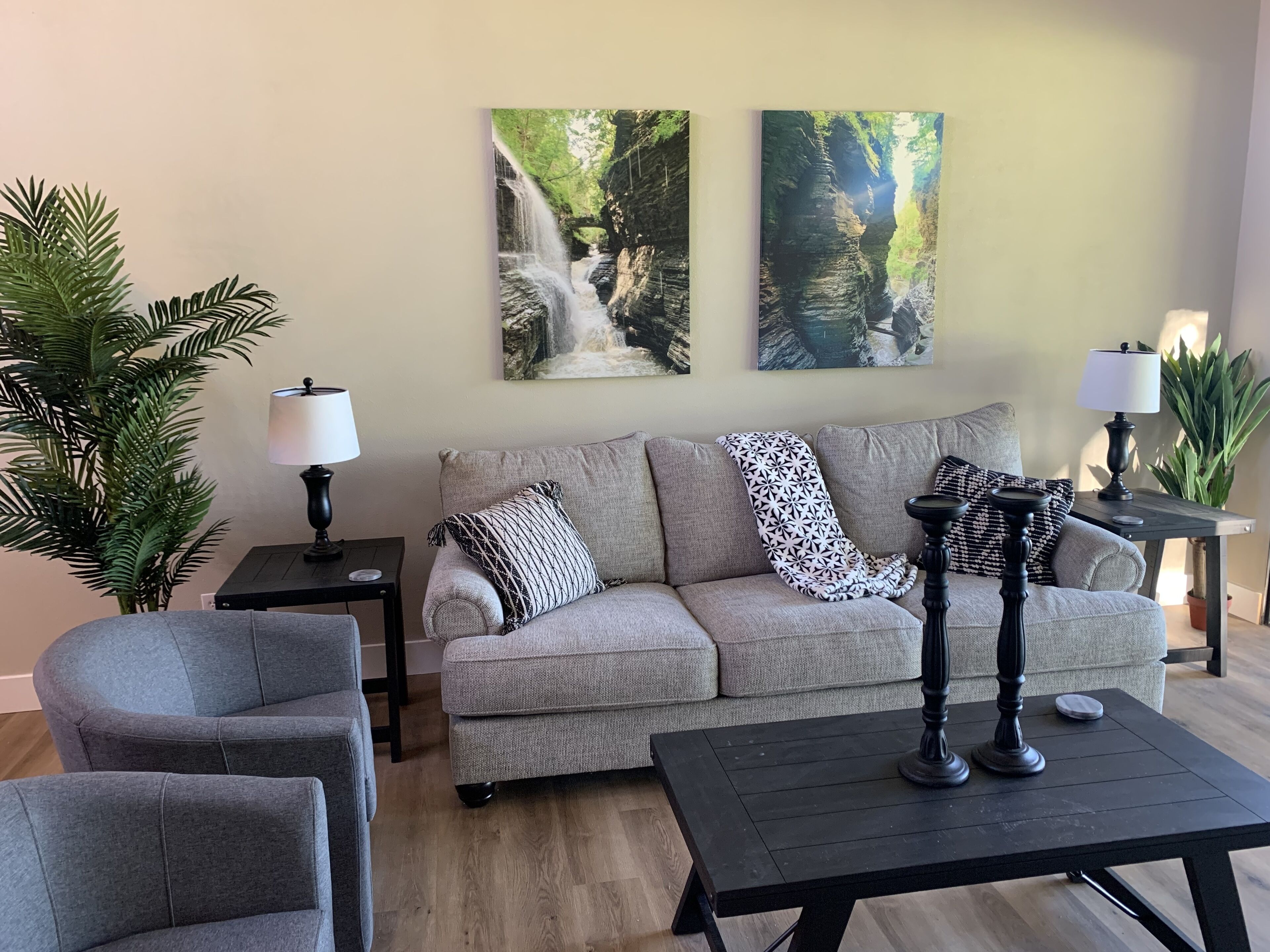 Wow! Remodeled and close to everything! 
Acrisure Arena, Casinos, and Shopping