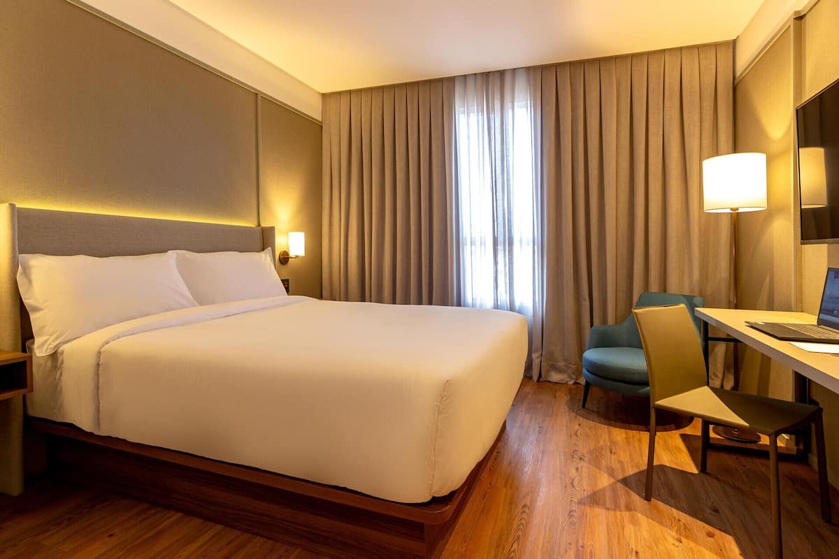 1 kamar tidur, seprai premium, bantalan ekstra lembut, dan minibar