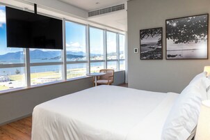 Quarto casal superior, vista para o mar | Roupas de cama premium, camas com colchões pillow-top, frigobar