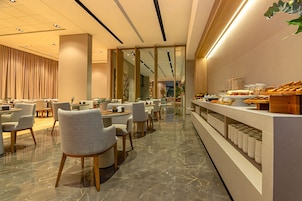 Café da manhã com buffet grátis todos os dias