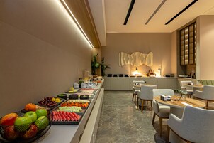 Café da manhã com buffet grátis todos os dias