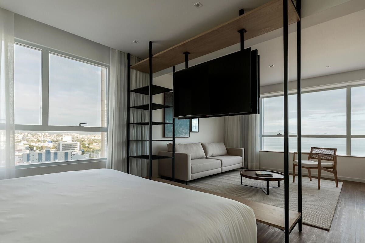 1 kamar tidur, seprai premium, bantalan ekstra lembut, dan minibar