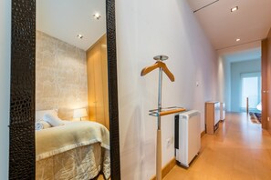 1 غرفة نوم ومكتب وخدمة الإنترنت وملاءات أسرّة