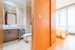 تجهيزات دش، مجففات شعر، مناشف، صابون