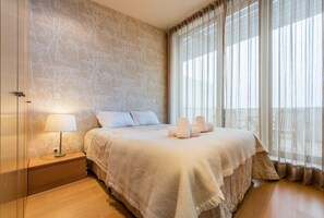 1 bedroom, desk, Internet, bed sheets