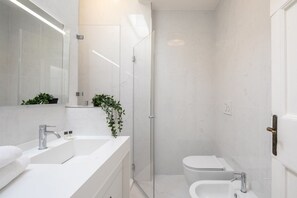 Shower, hair dryer, bidet, towels - Duomo Prestige in Florence by Mmega (Firenze)