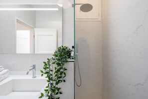 Dusche, Haartrockner, Bidet, Handtücher