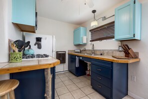 Fridge, microwave, stovetop, coffee/tea maker - The Blue House (Truth or Consequences)