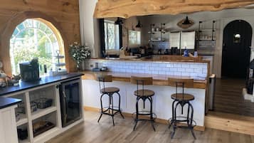 Coffee/tea maker, fridge, microwave, oven