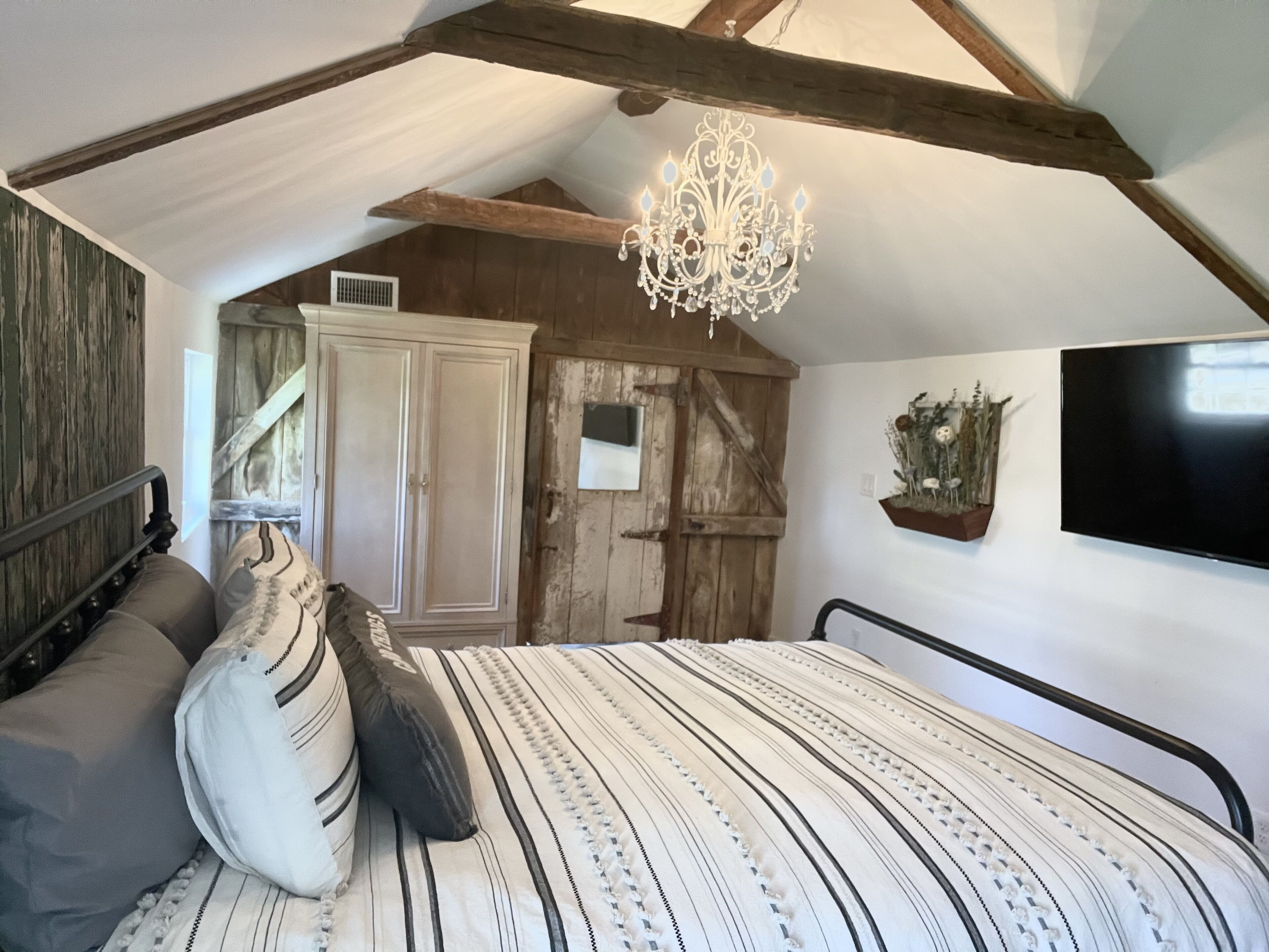 3 bedrooms, iron/ironing board, WiFi (free), bed sheets