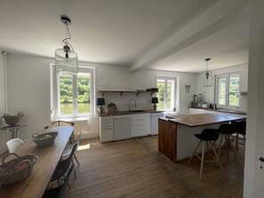 Fridge, microwave, oven, stovetop - Country house for 15 people, waterfront in the Ardennes nature park (Revin)