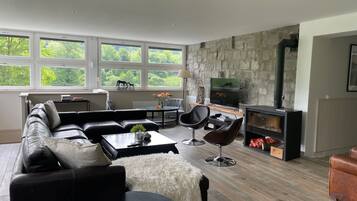 スマートテレビ、暖炉、テーブルサッカー台、書庫