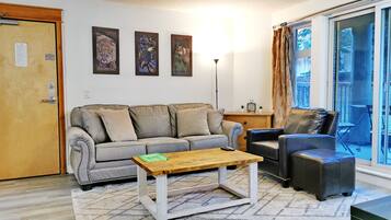 Smart TV, fireplace, Netflix, streaming services