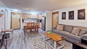 Eine moderne Wohnung mit Küche, Essbereich und Wohnzimmer.