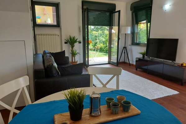 TV - Bnbook The terminal - 2bedrooms apartment (castelnovate)