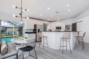 Jääkaappi, mikroaaltouuni, uuni, liesi