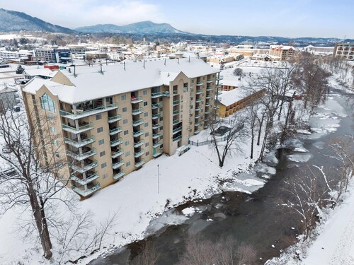 Riverfront 2 BR Condo Walk to The Island. 