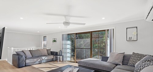 Amaroo Cres No 20 Fingal Bay Holiday Home