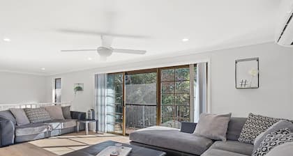 Amaroo Cres No 20 Fingal Bay Holiday Home