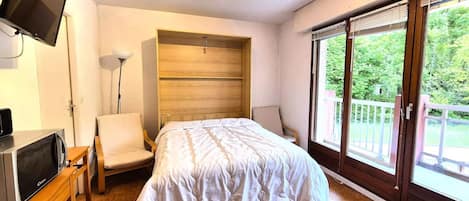 1 bedroom, iron/ironing board