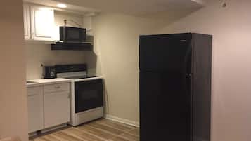 Refrigerador, microondas, parrilla de estufa y cafetera y tetera