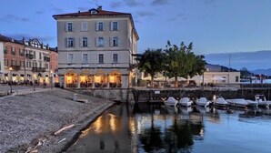 A waterfront building with multiple windows and a restaurant on the ground floor. - Residenza Agrifoglio by Interhome (Luino)