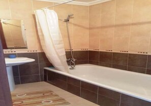 Badewanne, Bidet, Handtücher