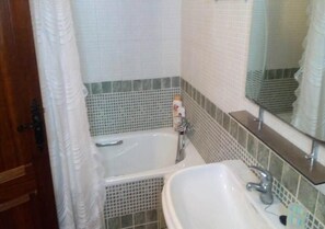 Bathtub, bidet, towels