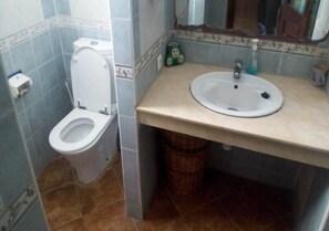 Een bad, een bidet, handdoeken