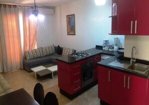 Réfrigérateur, four, plaque de cuisson, cafetiÚre/bouilloire