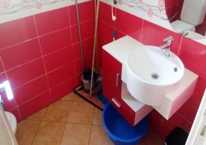 Shower, bidet, towels
