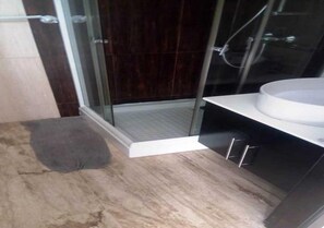 Badewanne, Bidet, Handtücher