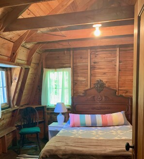 3 bedrooms, WiFi, bed sheets - The Violet Cottage (Frankfort)