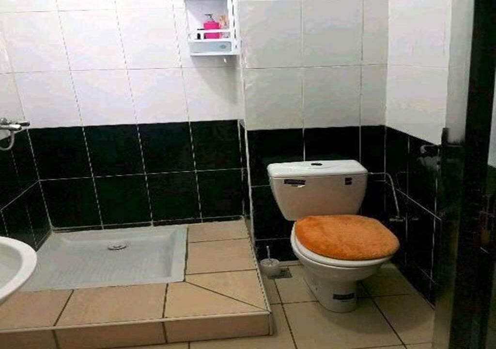 Un baño con bañera, inodoro y lavabo.